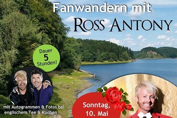 Im Anschluss an die Fanwanderung am 10. Mai gibt Ross Antony Autogramme in seinem Café. Ross Antony Fanwanderung