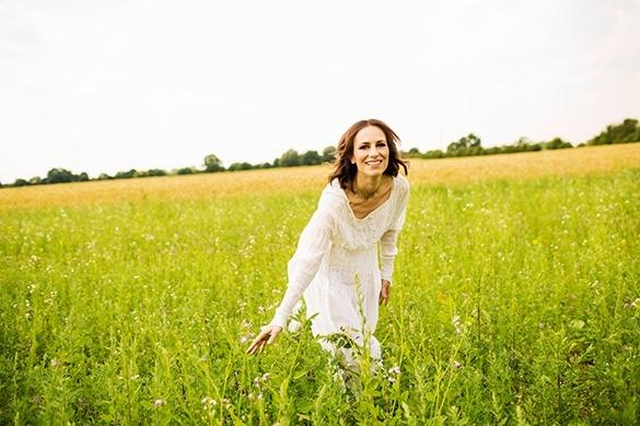 Maria Levin lässt Romantik walten und setzt auf minimalistische Effekte – das nicht nur in ihrer Musik, sondern auch in den Videos dazu. Maria Levin Videopremiere Ich küss dich mit den Augen