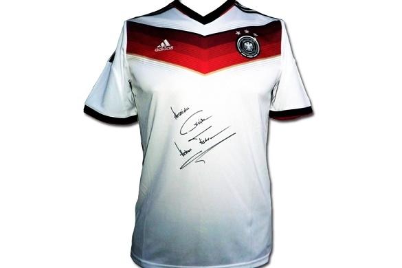 Helene Fischer bietet in Zusammenarbeit mit United Charity ein Trikot zur Ersteigerung an. Helene Fischer Trikot DFB