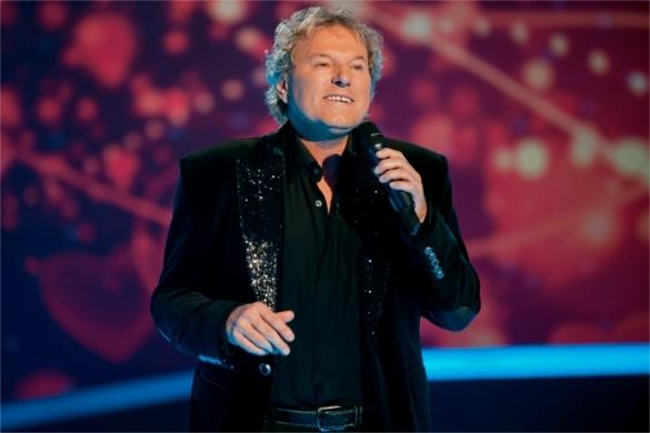 In „Meine Schlagerwelt“ erzählt Bernhard Brink Anekdoten aus der Musikwelt und präsentiert zahlreiche Hits . Bernhard Brink Meine Schlagerwelt
