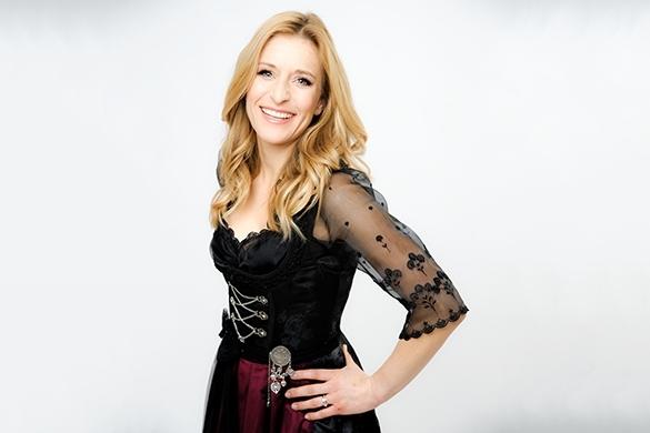 In Salzburg findet die Premiere der Dirndl-Kollektion statt, zu der Stefanie Hertel auch Autogramme geben wird. Stefanie Hertel Dirndl Stockerpoint