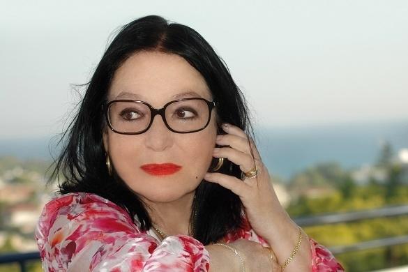 Die deutsche Phono-Akademie verleiht der Weltbürgerin Nana Mouskouri einen Award für ihr Lebenswerk. Nana Mouskouri Lebenswerk ECHO