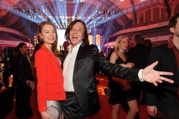 Jürgen Drews ist fernab der Bühne Familienvater. Er hat einen Sohn aus erster Ehe und Joelina mit Ehefrau Ramona. Jürgen Drews Kinder
