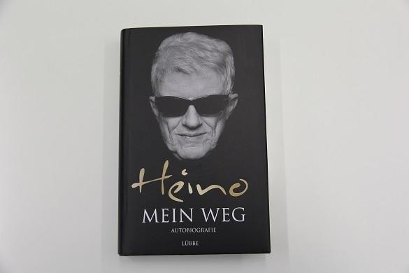 Heino lässt im Buch seine Wandlung vom Volksmusiker zum Rocker Revue passieren. Heino Biografie Mein Weg