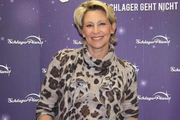 Am Freitag erschien ihr neues Album Seitensprung. Um dieses vorzustellen, besuchte uns Claudia Jung in der SchlagerPlanet-Redaktion. Claudia Jung Interview