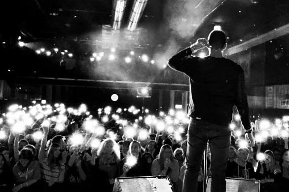 Der Sommer wird heiß, denn Andreas Bourani geht 2015 auf Sommer-Tour. Andreas Bourani Tour 2015