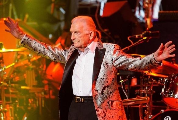 Zwar sollte James Last dieses Jahr auf Abschiedstournee gehen, doch so ganz möchte er eigentlich noch gar nicht weg. James Last Konzert Hamburg