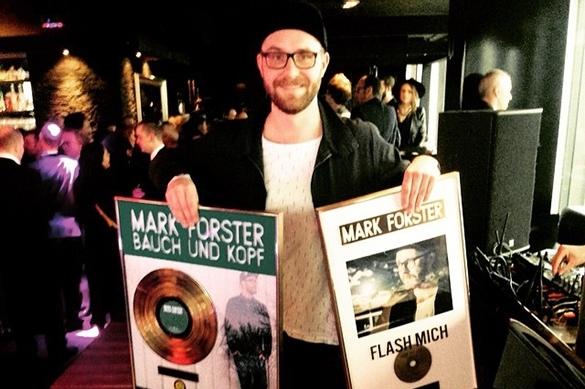 Seine Singles Flash mich und Au Revoir wurden ausgezeichnet, genauso wie das Album Bauch und Kopf. Mark Forster Gold Doppelplatin