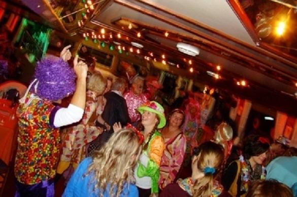 Bunt geschmücktes Boot, bunte und schräge Gäste – so lieben wir die Bootpartys. Schlagermove Bootparty Mannheim
