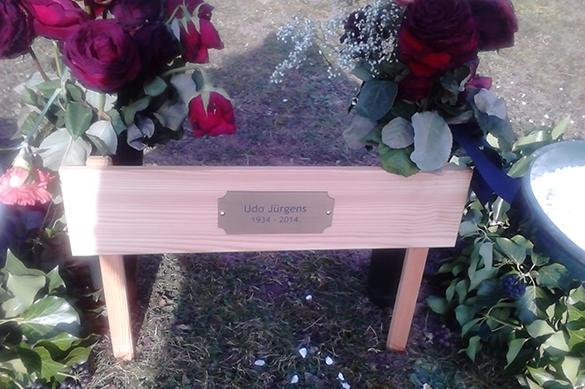 Laut Angaben Udo Jürgens' Tochter Jenny, sei es des Künstlers Wunsch gewesen in einer sichtbaren Urne beigesetzt zu werden. Udo Jürgens Grab