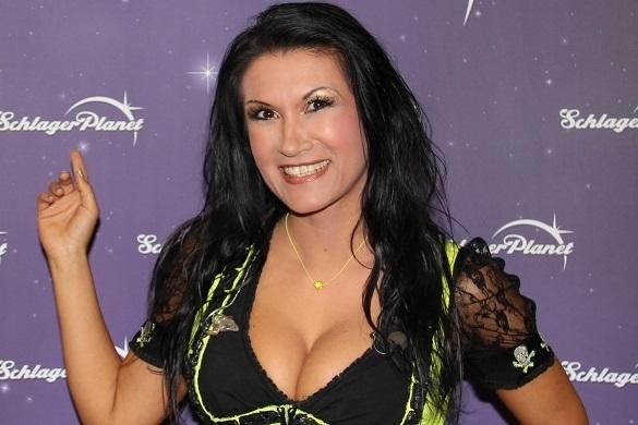 Antonia aus Tirol muss sich schnellstmöglich einer Operation am Ohr unterziehen. Antonia aus Tirol Absage