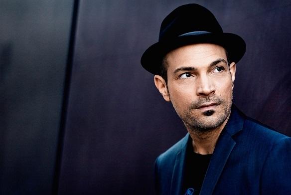 Mit Frauen regier'n die Welt sang er sich in die Herzen vieler. Doch spätestens seit Sing meinen Song kennen Roger Cicero wohl die meisten Deutschen. Roger Cicero ECHO Jazz