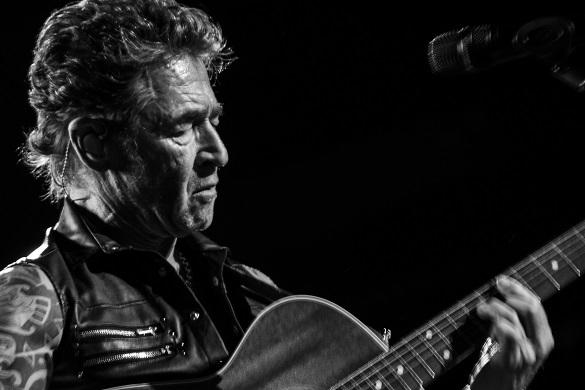 Privat wie beruflich läuft es gut für Peter Maffay. Um sein Glück zu teilen, setzt er sich mit seiner Tabaluga-Stiftung für traumatisierte Kinder ein. Peter Maffay Interview