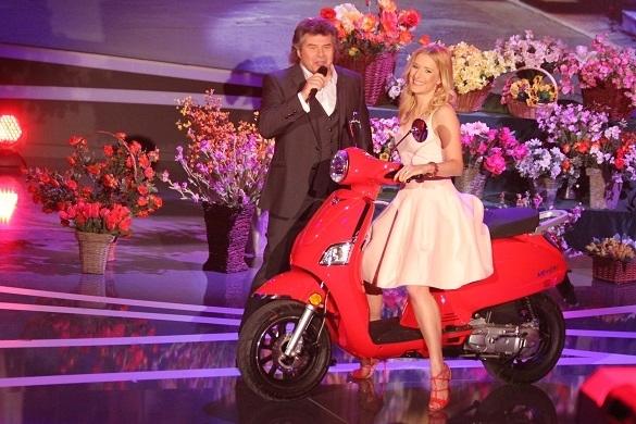 Wagemutig: Auf einem Motorroller fährt sie ins Studio. Passend zum Muttertag erwartet sie Andy Borg in einem Blumenmeer. Stefanie Hertel Muttertag