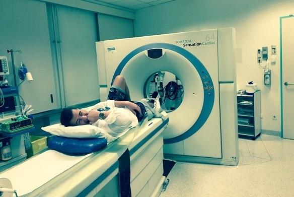 Trotz Schmerzen kann Andreas Gabalier schon wieder lachen. Seine Fans hoffen auf schnelle Genesung. Andreas Gabalier Klinik