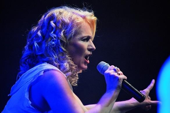 Nicole stand gestern noch in Berlin auf der Bühne. Nun kommt ihre Jubiläumstour aber zu einem jähen Ende. Nicole Gesundheit Kehlkopfentzündung