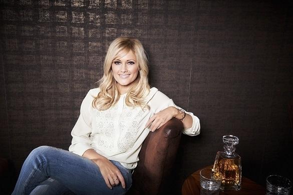 Helene Fischer führt mit ihrer neuen Kollektion durch ihren Tag. So können Fans den ganzen Tag Helene Fischer nah sein. Helene Fischer Tchibo