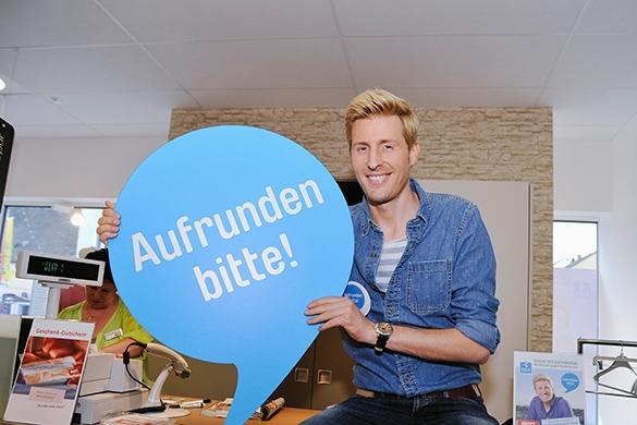 Mehr als 100 Künstler unterstützen die Aktion, unter anderem auch Alexander Klaws, Carmen Nebel und Maxi Arland. Vom 01. bis 06. Juni findet die Woche des Aufrundens statt Aufrunden bitte Maxi Arland