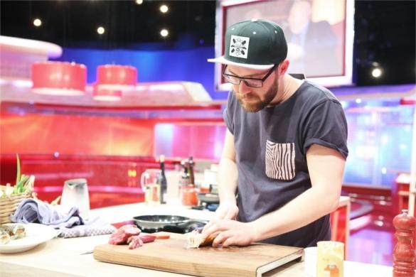 Auf VOX versucht Mark Forster einen Profi-Koch in der Küche zu besiegen. Mark Forster Grill den Henssler