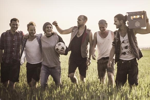 Gemeinsam mit Fußball-Profi Nadine Angerer nahmen voXXclub einen Song auf. Dieser soll die Frauen-Fußball-WM erobern. voXXclub Nadine Angerer