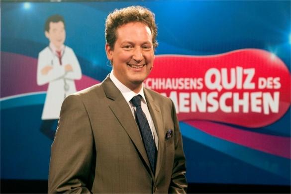 Dr. von Hirschhausen quizzt heute wieder und fragt unter anderem Fernsehgarten-Moderatorin Andrea Kiewel aus. Hirschhausen Quiz ARD