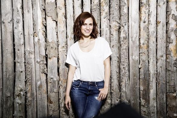 In ihrem neuen Musikvideo tänzelt die Sängerin verliebt durch die Welt. Der Titel stammt von ihrem zweiten Album, das den Namen der Sängerin als Titel trägt. Maria Levin Liebe ist ein Tanz Musikvideo