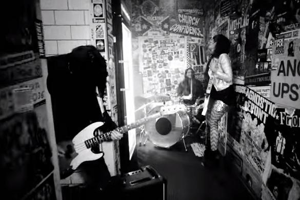 Mit ihrer neuen Single Berufsjugendlich macht sich Nena über ihre Kritiker lustig. Abzurocken macht ihr sichtlich Spaß. Nena Berufsjugendlich Oldschool