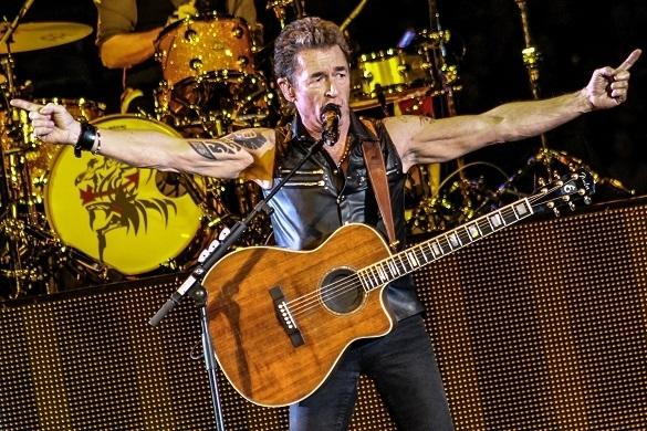 Peter Maffays Live-DVD sprang von null auf eins in den Musik-DVD-Charts. Bis Ende Juni ist der Sänger auf Tour. Peter Maffay Niemals war es besser DVD