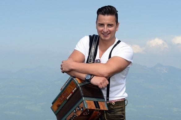 Andreas Gabalier zückt seine EC-Karte im Supermarkt gerne für Familien und fremde Frauen mit kleinen Kindern. Er weiß, was es bedeutet, auf vieles verzichten zu müssen. Andreas Gabalier Supermarkt Rechnung