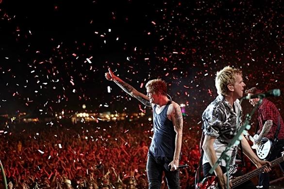 Die Fans mussten einiges ertragen beim Gewittereinbruch bei Rock am Ring, ihre gute Laune verloren sie jedoch nicht. Rock am Ring 2015 Toten Hosen