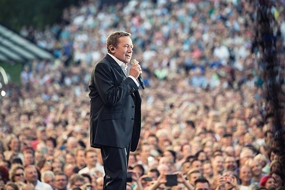 Vor den Toren Kölns begeisterte Roland Kaiser direkt am Strand seine Fans zum letzten Mal unter freiem Himmel für dieses Jahr. Roland Kaiser Hürth