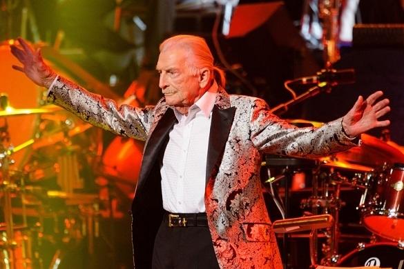 James Last produzierte, komponierte und arrangierte unzählige Musikstücke. Nach seinem Tod wird er zur Legende. James Last TV-Melodien