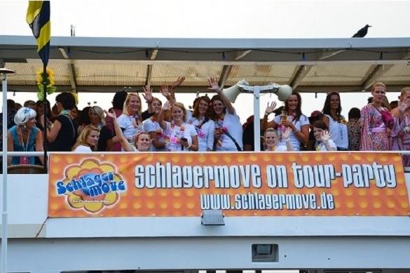 Die Schlagermove Bootparty, die heute in Bonn stattfindet, bietet Euch die größten Schlagerhits, ausgelassene Stimmung und eine Tanzfläche mitten auf dem Rhein. Schlagermove Bootparty Bonn