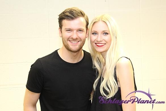 Seit ihrem Auftritt 2011 beim Bundesvision Song Contest haben es Glasperlenspiel geschafft, mit ihrer Musik erfolgreich zu sein. Glasperlenspiel Backstage Helene Fischer