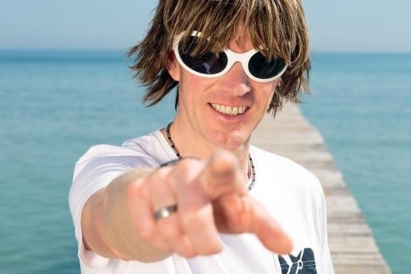 Mickie Krause liebt es in seinen Musikvideos ordentlich Gas zu geben und natürlich viel rumzualbern. Musikvideos Mickie Krause