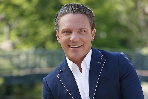 Für viele ist der Sonntagmorgen mit Stefan Mross ein Pflichttermin. Auch heute grüßte der Moderator wieder aus Rust. Immer wieder sonntags Stefan Mross