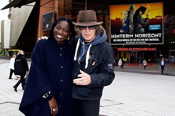 Für Auma Obama gibt es einen Zusammenhang zwischen der Arbeit mit ihrer Stiftung und den Inhalten von Lindenbergs Musical. Udo Lindenberg Auma Obama