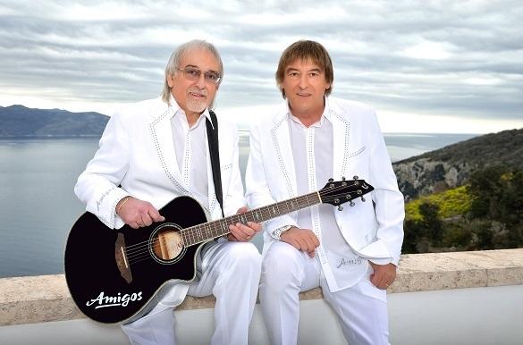 Bereits zum sechsten Mal in Folge sichert sich das Duo die Spitze der Charts. 2016 gehen sie auf Danke Freunde-Tour. Amigos Santiao Blue Charts