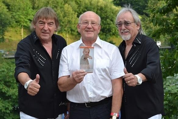 Die Amigos stimmten spontan einem Charity-Konzert zu. Insgesamt konnten sie 15.000 Euro erspielen. Spende Charity Amigos Bernd Rendler