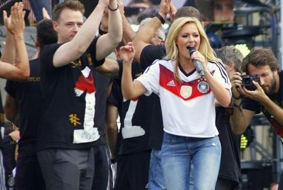 Nicht nur Helene Fischer steht auf den Jeans-Look, auch die männlichen Schlagerstars zeigen sich gerne cool und leger. Helene Fischer Jeans