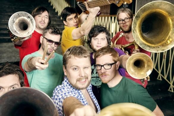 LaBrassBanda zeigen nicht nur live ihre Energie und Virtuosität. LaBrassBanda Europa in Dub