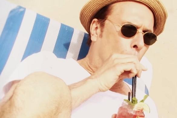 Alexander M. Helmer zeigt sich in seinem neuen Musikvideo in sommerlicher Stimmung. Alexander M. Helmer Strand