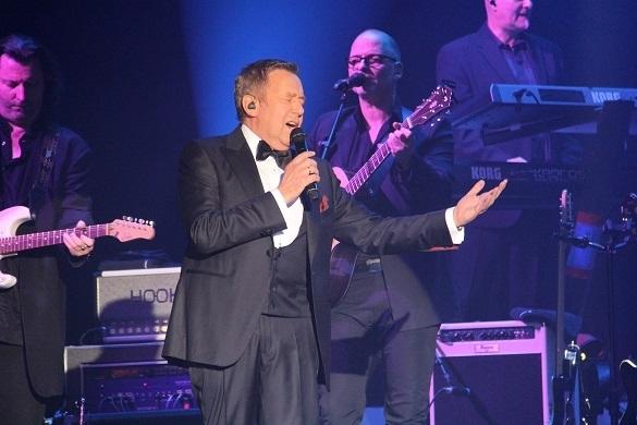 Roland Kaiser liebt die Stadt Dresden. Mit seinem Live-Event lockt er den zehntausende Fans in die Stadt. Roland Kaiser KaiserMania