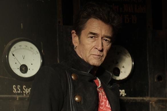 Die ehemalige Schule von Peter Maffay machte ihm zum Namenspatron, obwohl er schulisch nicht die größten Erfolge feiern konnte. Peter Maffay Namenspatron Ehrenbürger