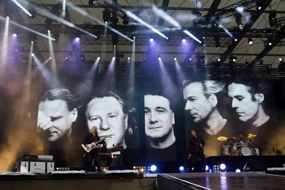 Karat gründeten sich 1975. Ihr wohl bekanntestes Lied ist Über sieben Brücken musst du geh'n. Karat 40 Jahre Jubiläumskonzert