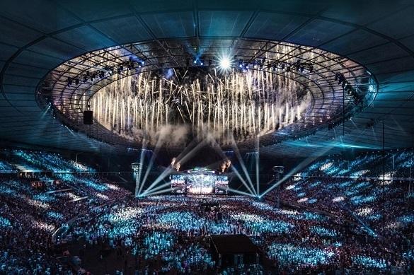 Helene Fischer veröffentlicht im September ein Album zu ihrer diesjährigen Farbenspiel-Tournee und sorgt so für echtes Konzertfeeling im Wohnzimmer. Neuerscheinungen September Helene Fischer
