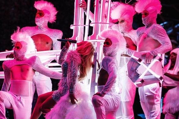 Helene Fischer begeisterte auf ihrer Tour 2015 knapp eine Million Fans. Helene Fischer Stadionkonzert Berlin Farbenspiel