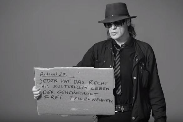 Für eine Kampagne zum Wohl der Flüchtlinge zeigen viele Prominente nun Flagge und sprechen sich für die Einhaltung der Menschenrechte aus. Recht auf Menschenrecht Kampagne