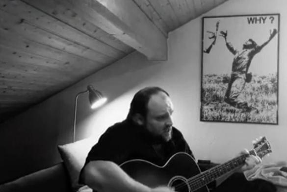 Musiker Alex Diehl schrieb seine aktuellen Gedanken nieder und postete ein Musikvideo auf Facebook. Alex Diehl Facebook nur ein Lied