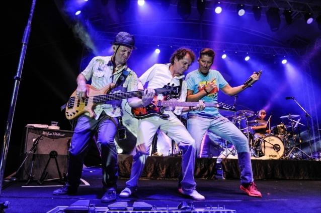 In einem Konzert präsentieren die Bandkollegen Joe Crawford, Rudi Buttas und Hartmut Engler (v.l.) ihren Fans neben altbewährten PUR-Klassikern auch Songs aus dem aktuellen Album Achtung. Pur Reise Abenteuerland TV VOX